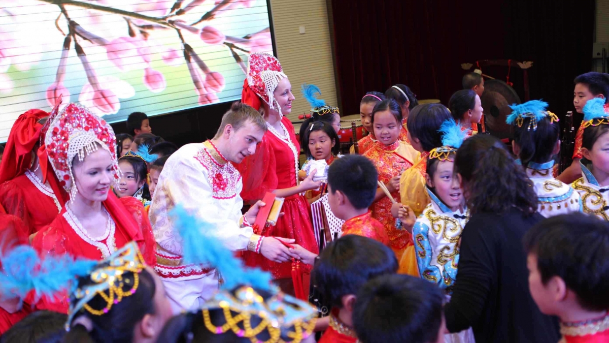 乌克兰“万花筒”青少年舞蹈团访问清华附小