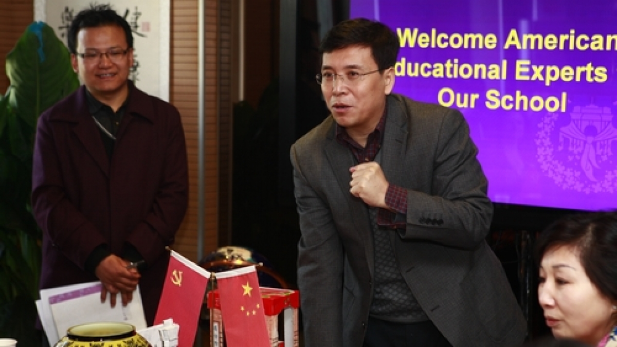 美国泉谷学区友好学校代表团访问我校