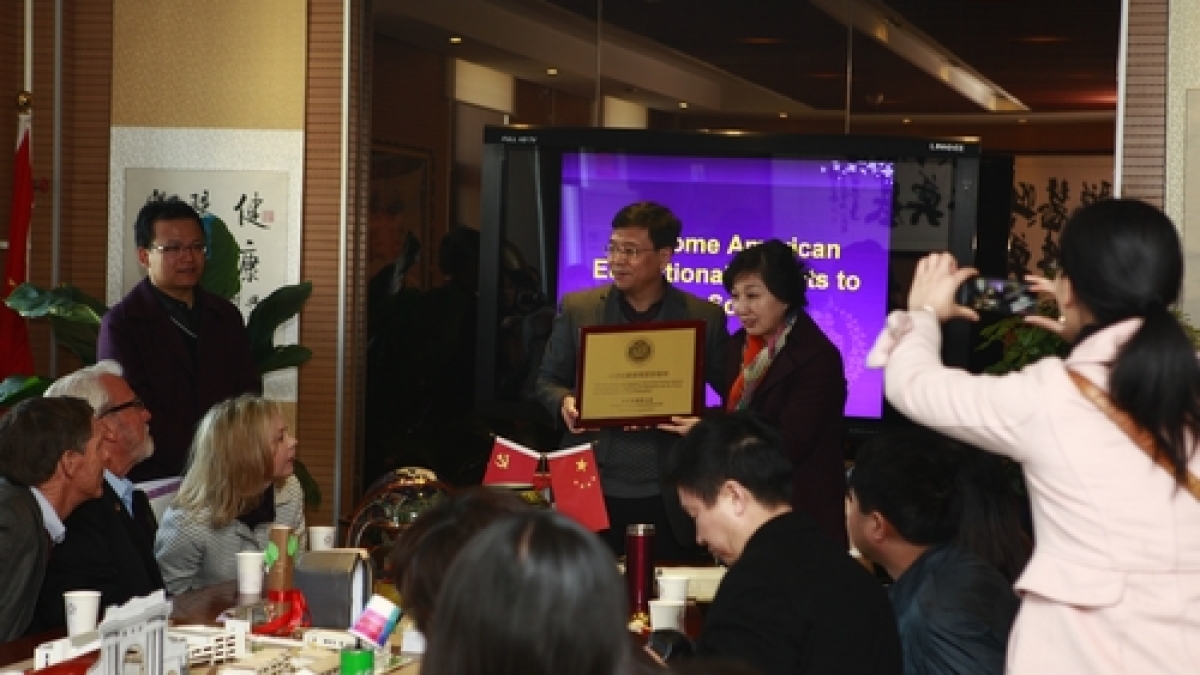 美国泉谷学区友好学校代表团访问我校
