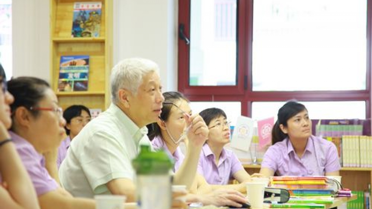中国教育学会外语教学委员会理事长龚亚夫访问清华附小