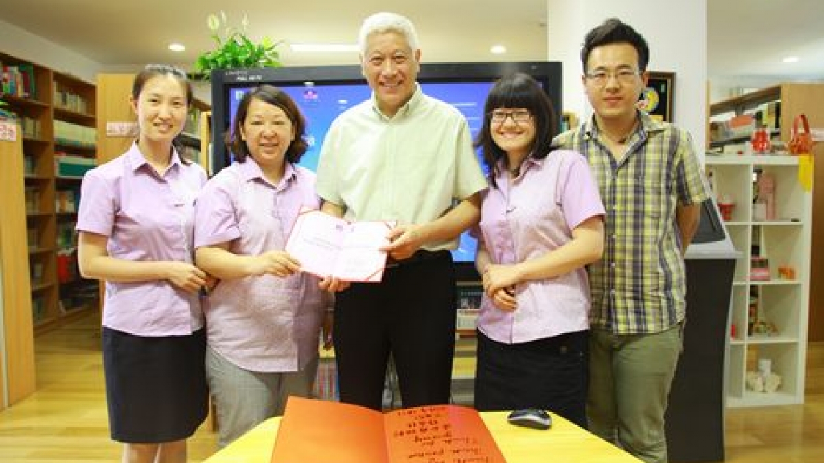 中国教育学会外语教学委员会理事长龚亚夫访问清华附小