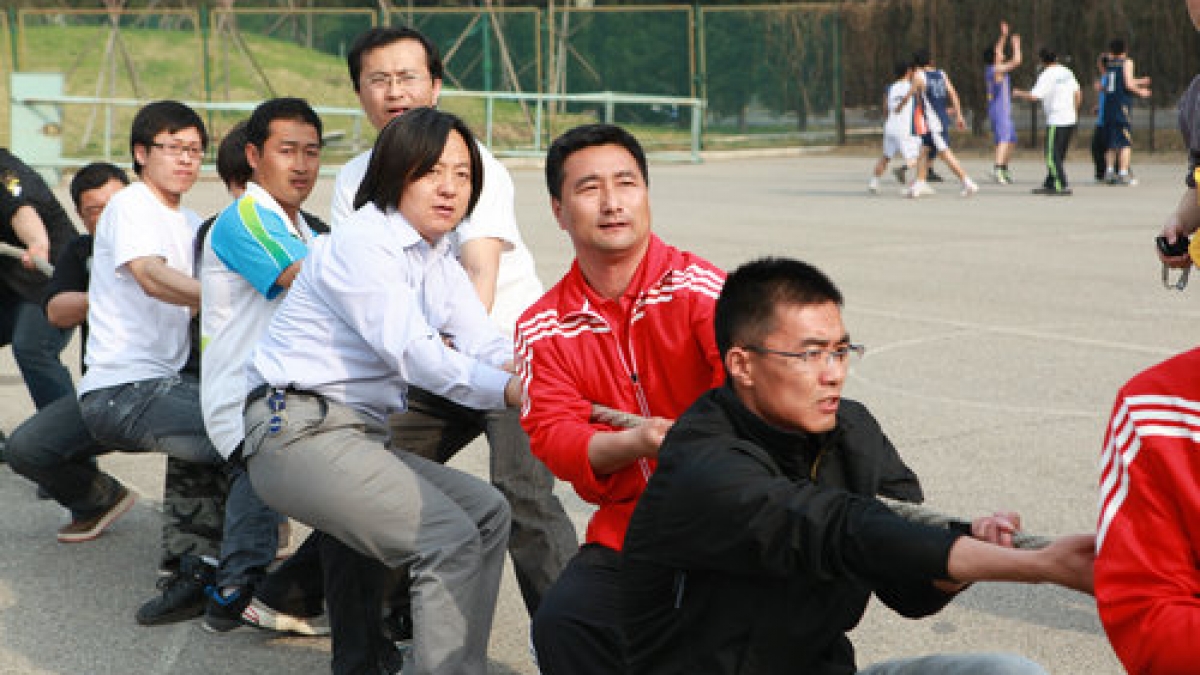 附小教师积极参与大学拔河比赛