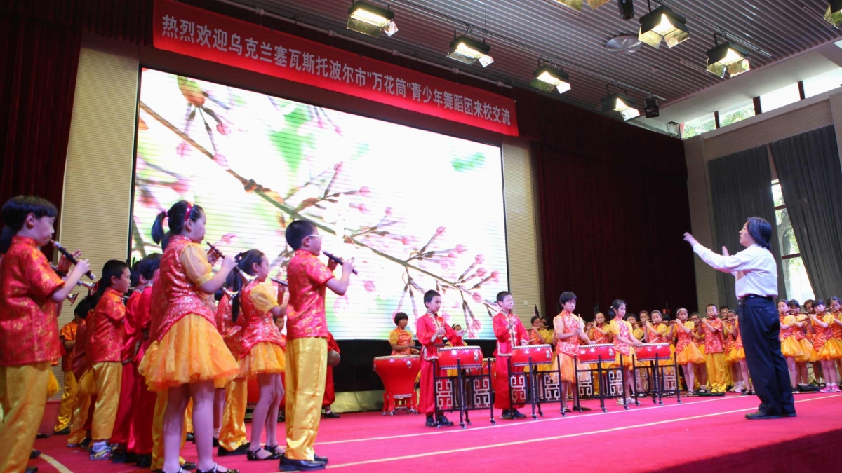 乌克兰“万花筒”青少年舞蹈团访问清华附小