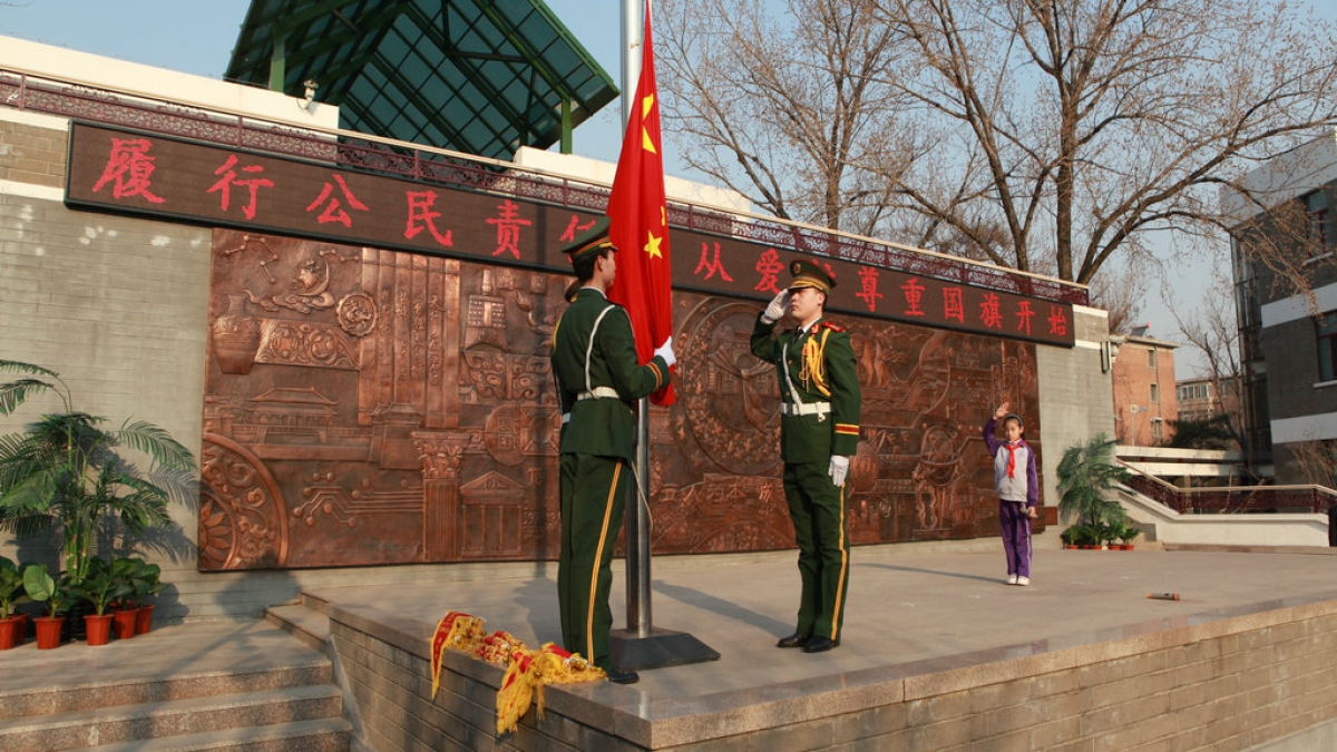 国旗班战士来我校与师生一起进行升国旗仪式