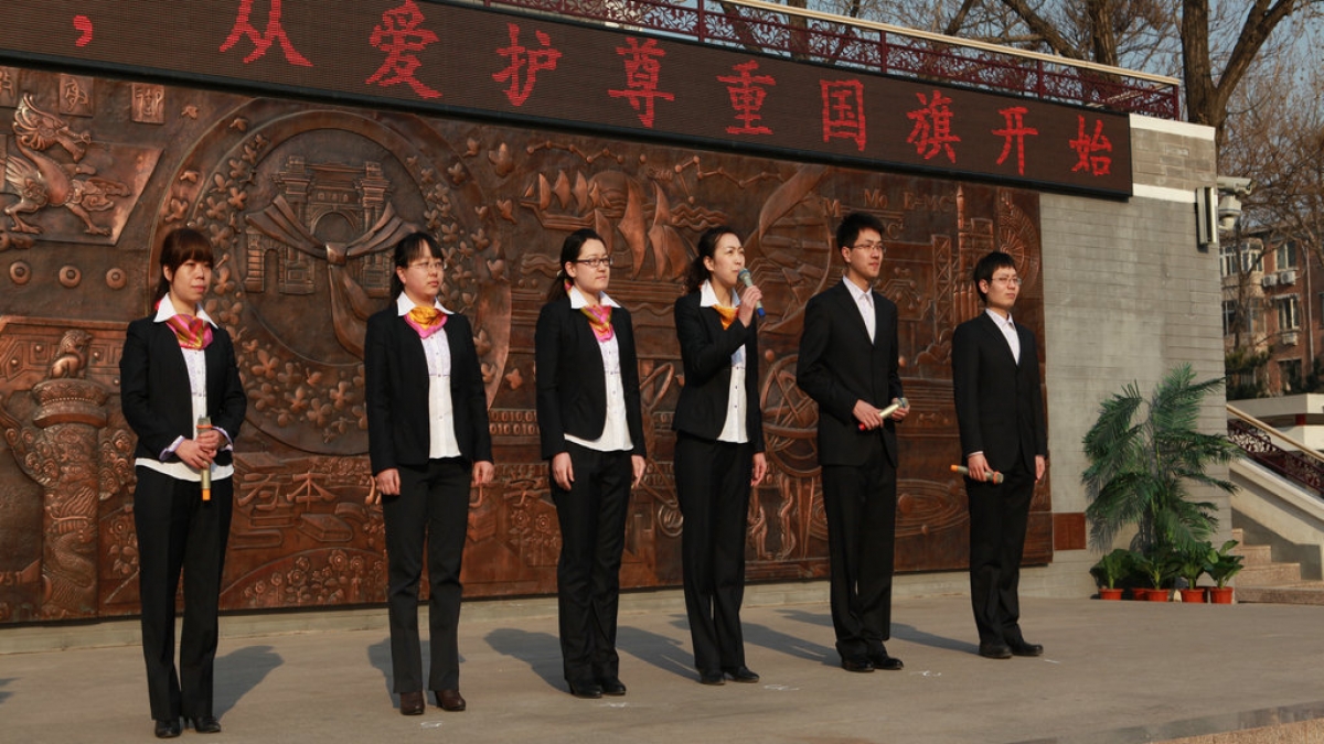 国旗班战士来我校与师生一起进行升国旗仪式