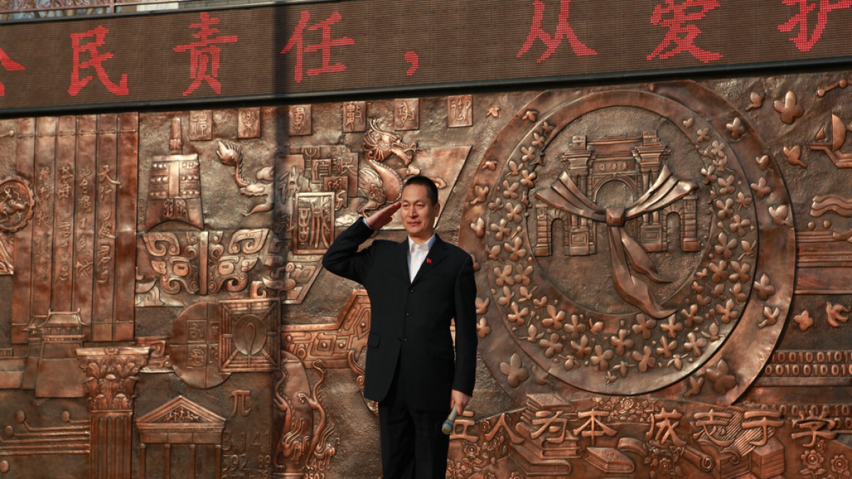 国旗班战士来我校与师生一起进行升国旗仪式