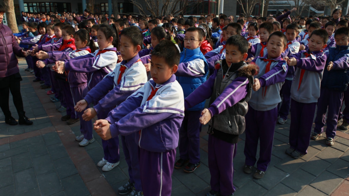 国旗班战士来我校与师生一起进行升国旗仪式