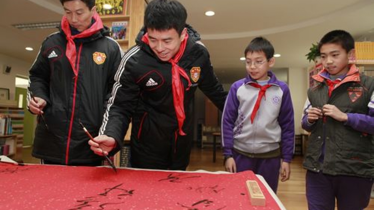 中国足协中国之队访问清华附小