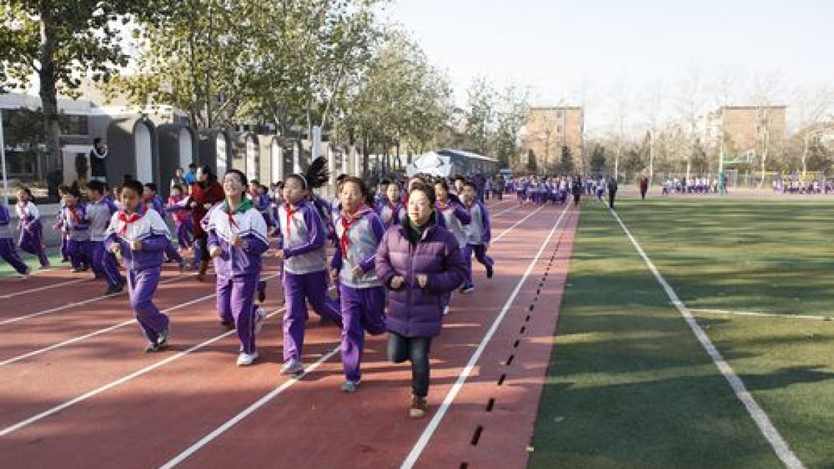 我校举行阳光体育冬季长跑启动仪式