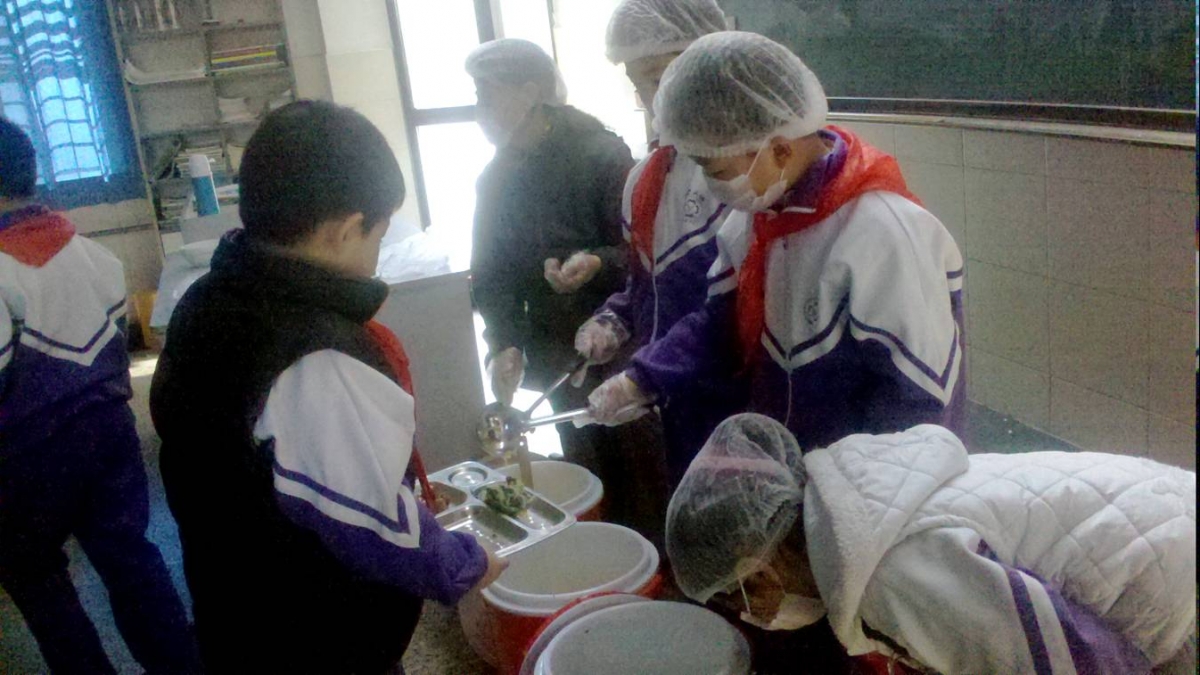 我校在一、二年级也开始试行采用“午餐自助模式”