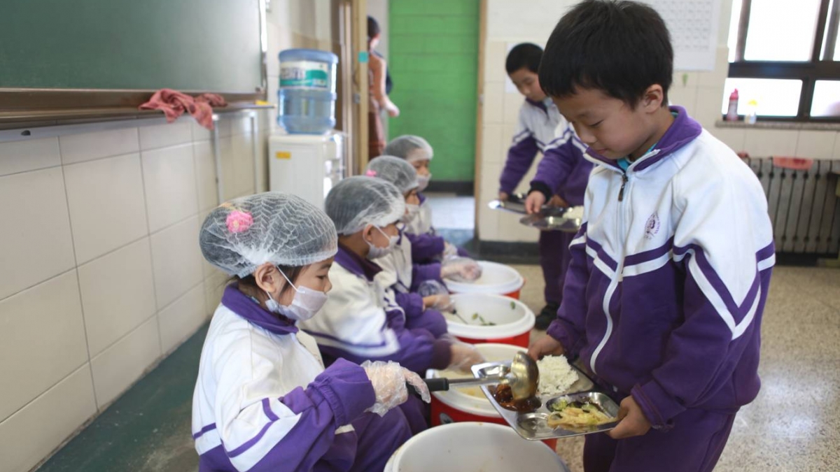 我校在一、二年级也开始试行采用“午餐自助模式”