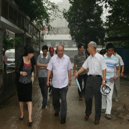 张凤昌副校长等大学领导冒雨来检查附小工地现场