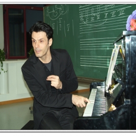 意大利钢琴家莫莱诺·多纳德来我校交流