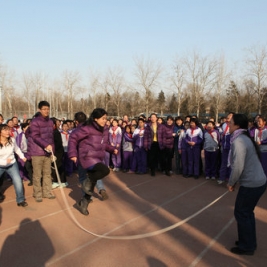 清华附小举行教师跳长绳比赛