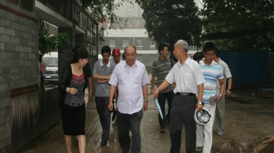 张凤昌副校长等大学领导冒雨来检查附小工地现场