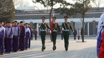 国旗班战士来我校与师生一起进行升国旗仪式