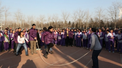 清华附小举行教师跳长绳比赛