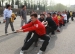 附小教师积极参与大学拔河比赛