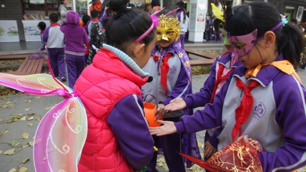 Enjoy the Happy Halloween Party