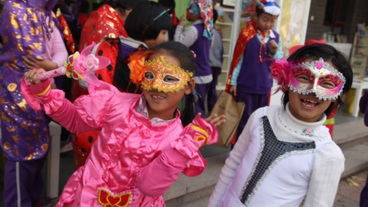 Enjoy the Happy Halloween Party