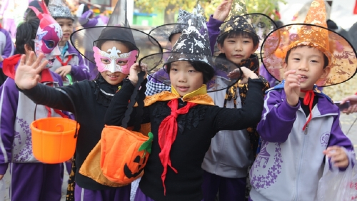 Enjoy the Happy Halloween Party