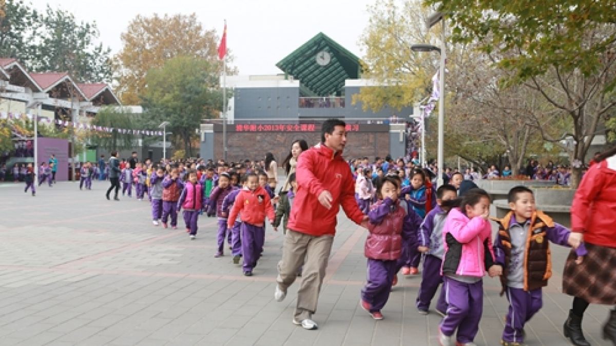 清华附小2013年安全课程——应急疏散演习顺利举行