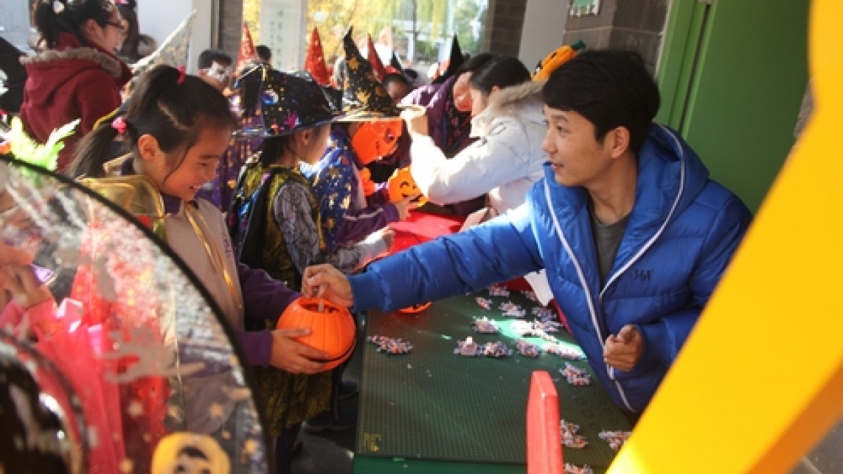Enjoy the Happy Halloween Party