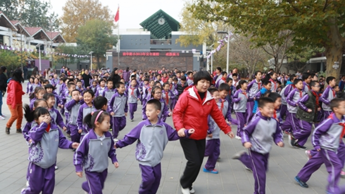 清华附小2013年安全课程——应急疏散演习顺利举行