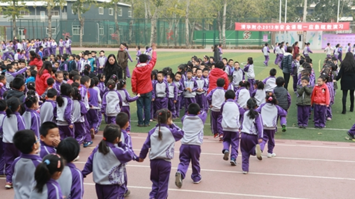 清华附小2013年安全课程——应急疏散演习顺利举行