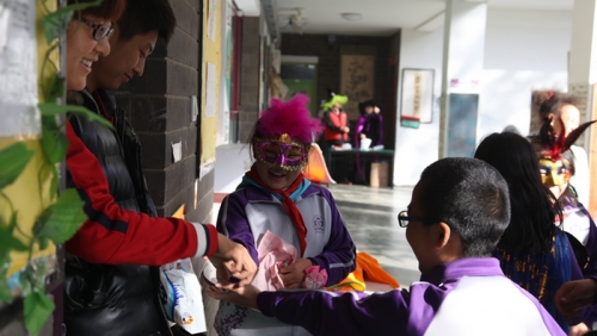 Enjoy the Happy Halloween Party