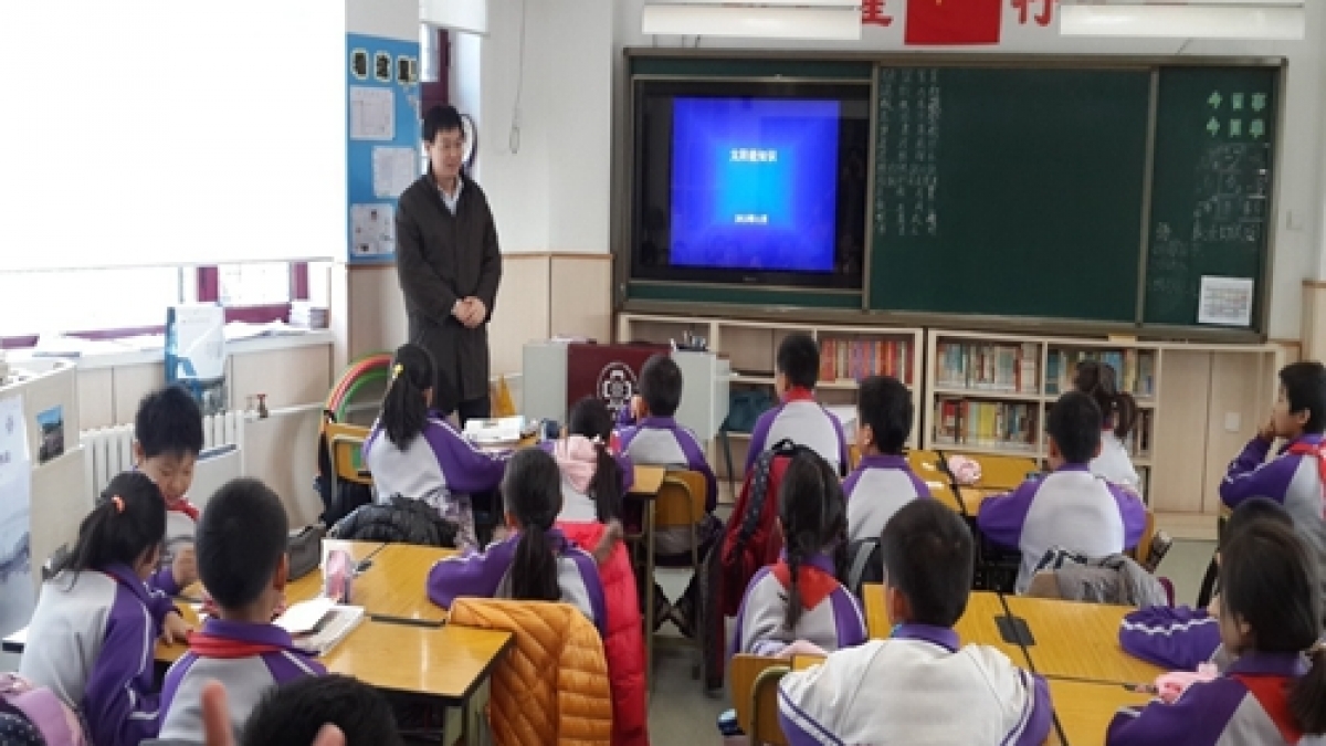 四年级科技节“大手拉小手、同上一节课”