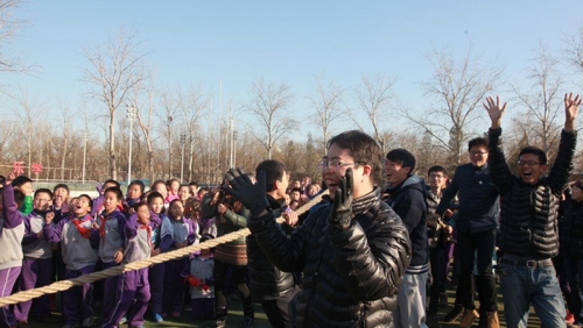 我校开展教师拔河比赛