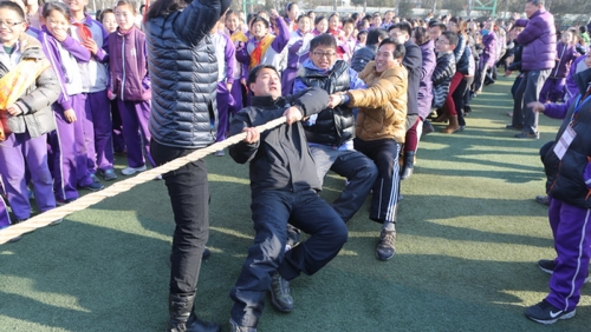 我校开展教师拔河比赛