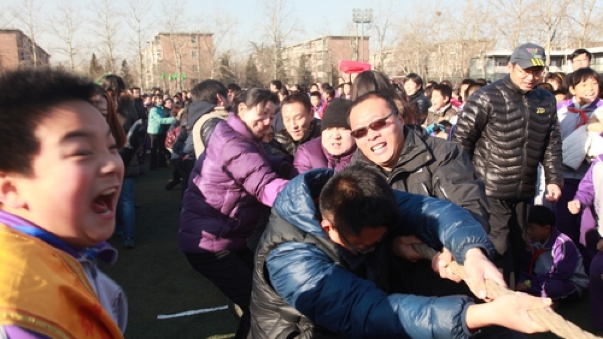我校开展教师拔河比赛