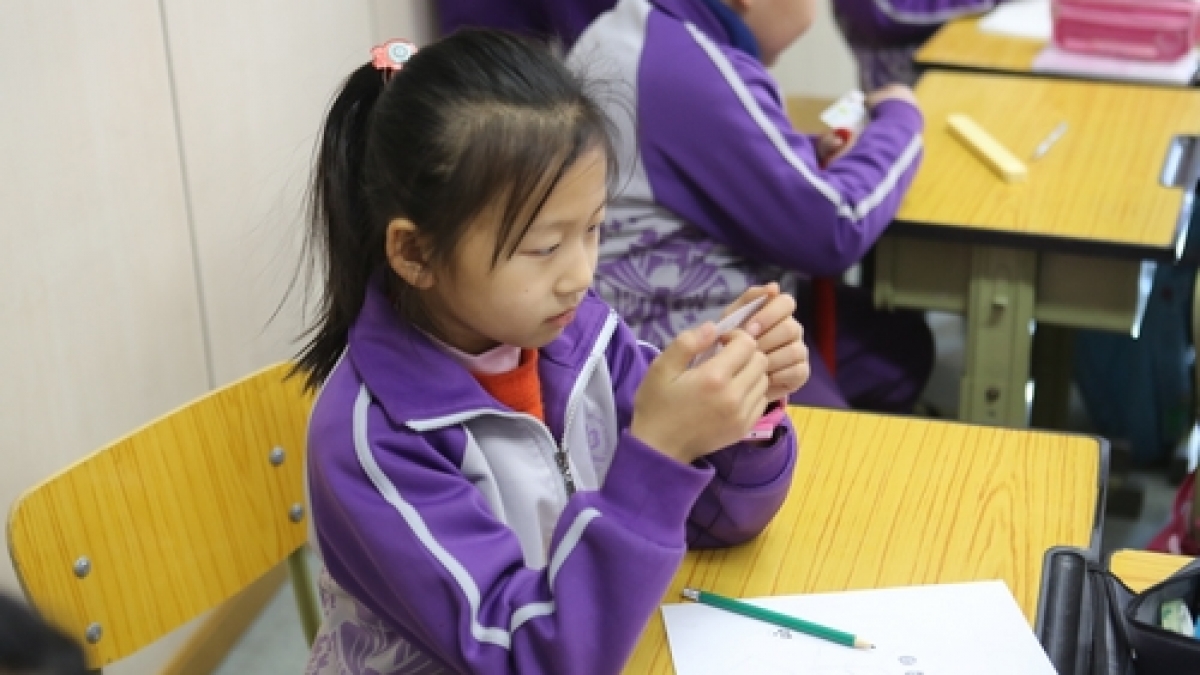 我校高年段学生开展感恩节活动