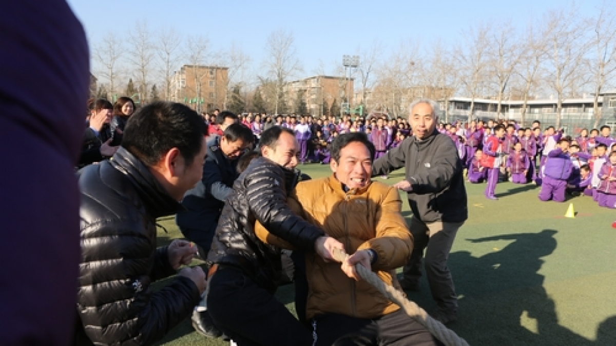 我校开展教师拔河比赛