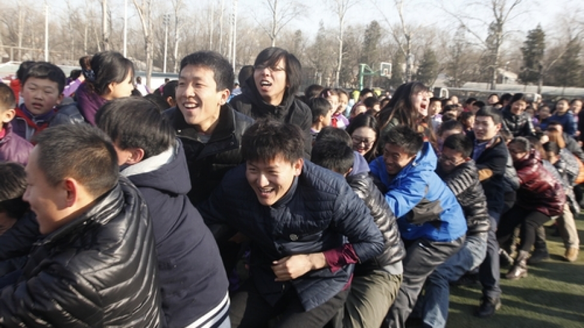 我校开展教师拔河比赛