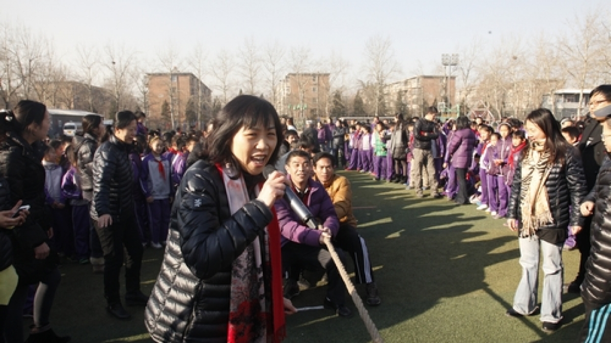 我校开展教师拔河比赛