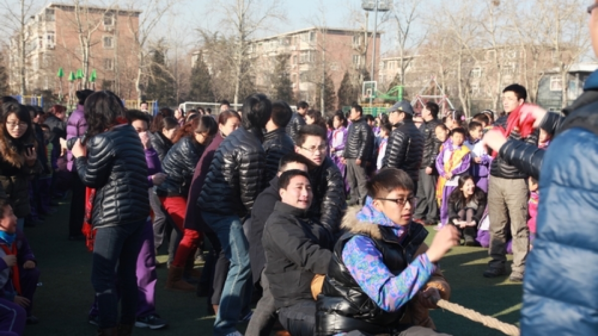 我校开展教师拔河比赛