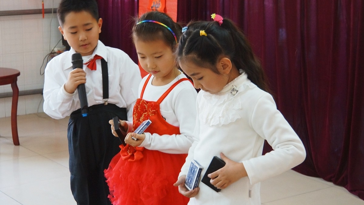 我校二年七班学生慰问永福敬老院