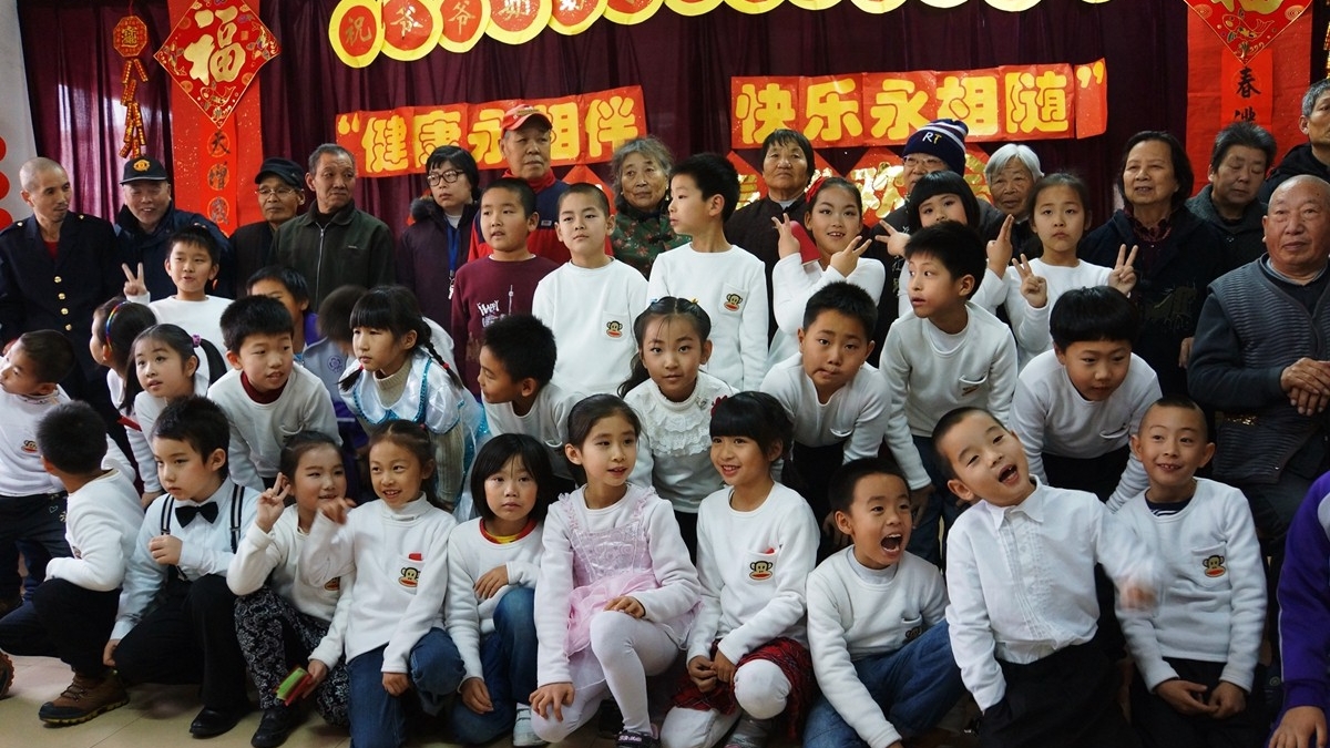 我校二年七班学生慰问永福敬老院