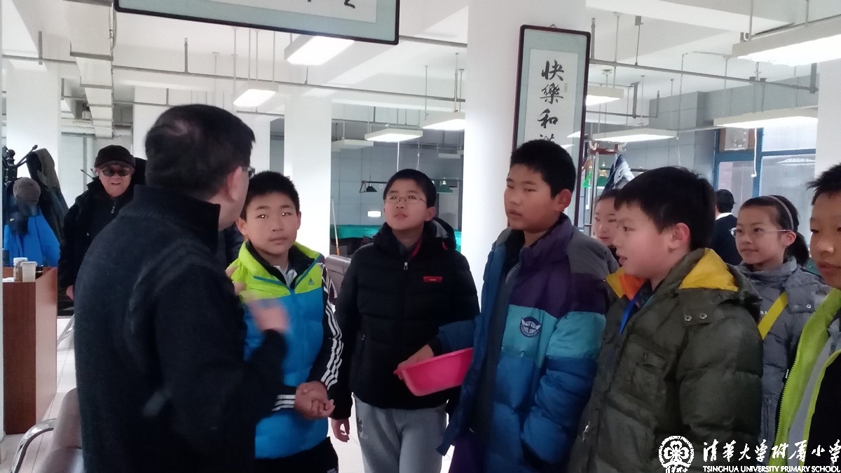 志愿者课程——六年级1班同学参加寒假家庭志愿者公益活动