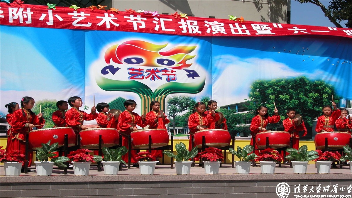 2004年我校艺术节闭幕式上民乐团的精彩演出