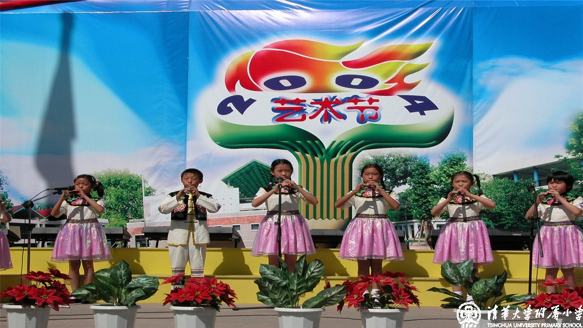 2004年我校艺术节闭幕式上民乐团的精彩演出
