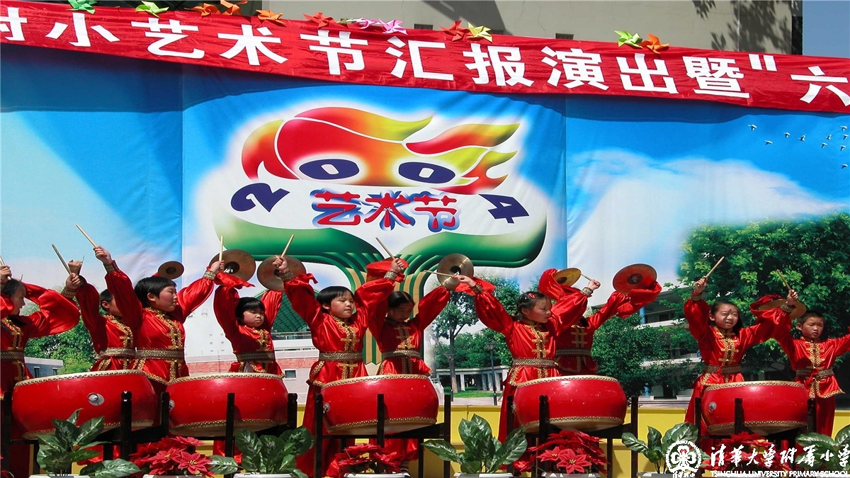 2004年我校艺术节闭幕式上民乐团的精彩演出