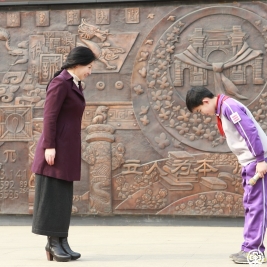 【中国日报】、【人民网】清华附小开学首日迎百年 全体师生互行鞠躬礼