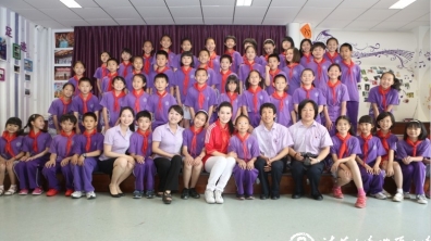谭晶来到清华附小，与校合唱团的同学见面