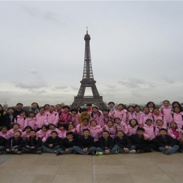参观巴黎埃菲尔铁塔