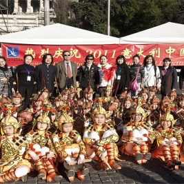 意大利人民广场演出后与当地华人呢华侨及使领馆人员合影