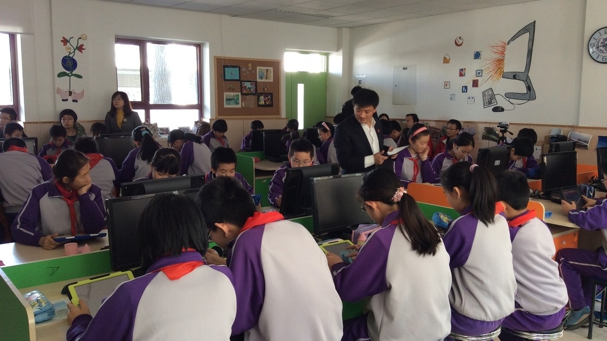 我校召开数学与科技iPad课堂研究活动